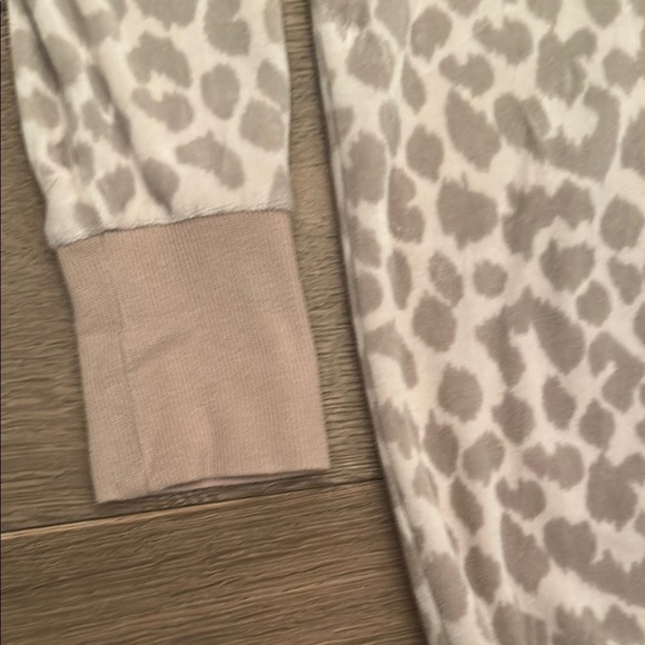 Victoria’s Secret Leopard Print Velour Hoodie - Oversized Fits Small - Picture 3 of 4